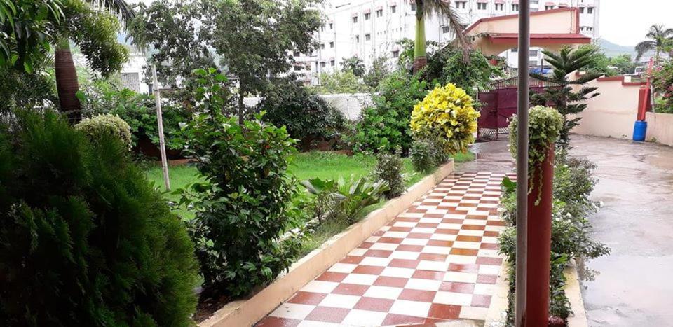 Hotel Guru Kripa Джамшедпур Екстериор снимка